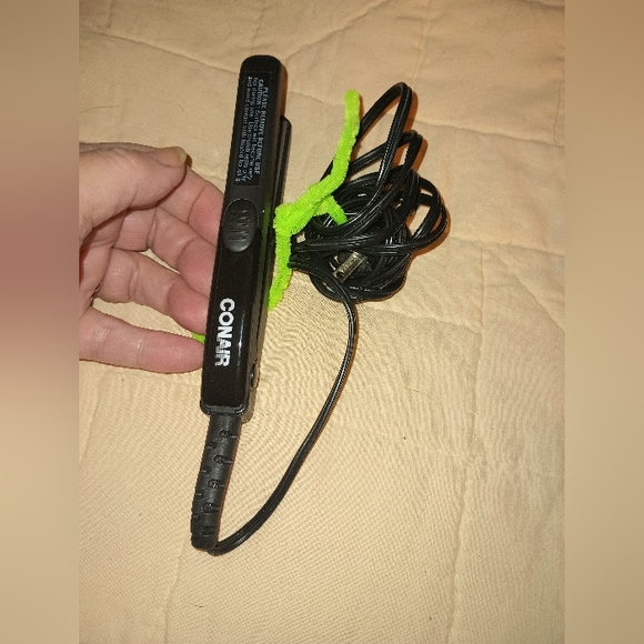 Conair MiniPRO 1/2-inch Ceramic Flat Iron - Picture 1 of 2